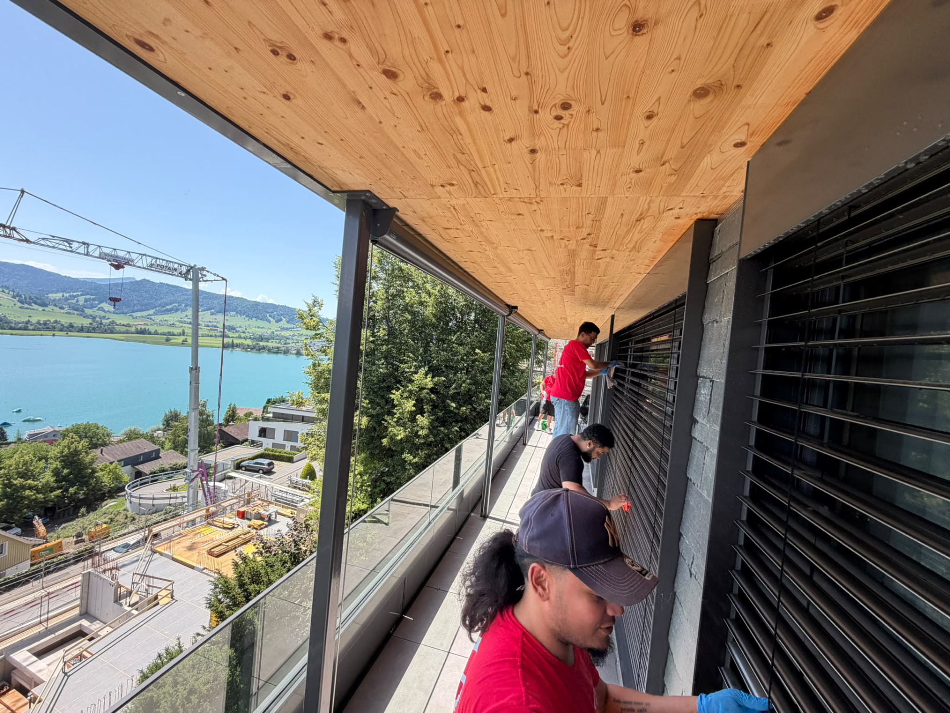 G-Raumpflege-Team bei Arbeiten auf einem Balkon mit Seesicht
